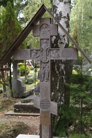Cimetière de Ste Geneviève des Bois. Croix en bois.