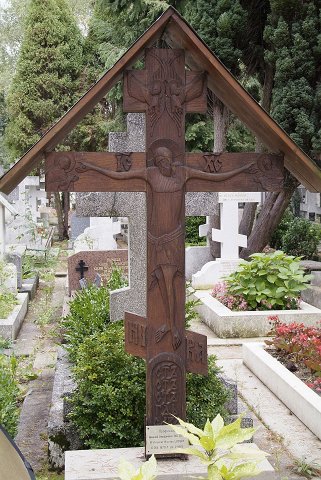 Cimetière de Ste Geneviève des Bois. Croix en bois.